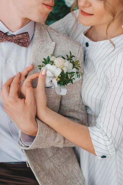 Κομψός Γαμπρός Ένα Κοστούμι Αγκαλιάζει Μια Χαριτωμένη Νύφη Ένα Λευκό — Φωτογραφία Αρχείου