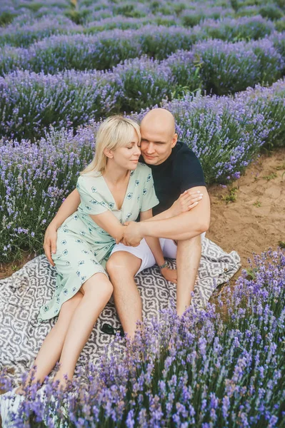 Hermosa Pareja Feliz Sentado Campo Lavanda Púrpura Divirtiéndose Glade Floral —  Fotos de Stock