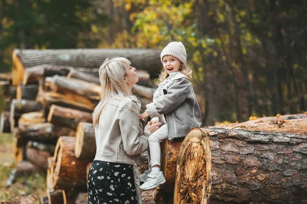 Little Girl His Young Mother Stroll Forest Active Family Time — Stock Photo, Image