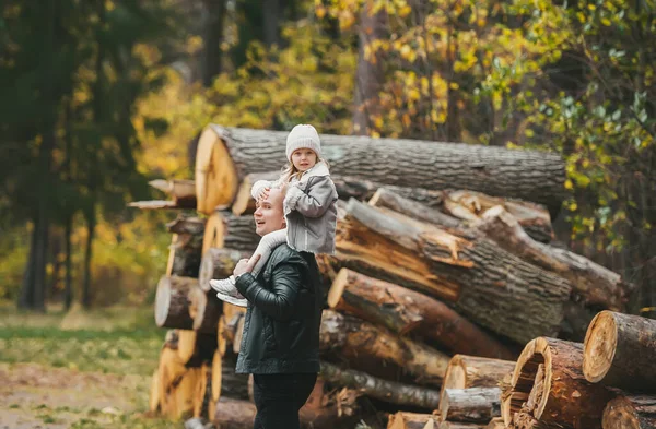 Przystojny Ojciec Jego Córeczka Bawią Się Jesiennym Lesie Rodzinny Wypoczynek — Zdjęcie stockowe