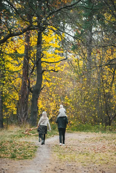 Czteroosobowa Rodzina Bawiąca Się Jesiennym Parku Rodzice Dwójka Dzieci Bawią — Zdjęcie stockowe
