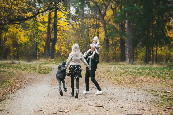 Mamá Papá Los Niños Caminan Parque Otoño Familia Para Paseo —  Fotos de Stock