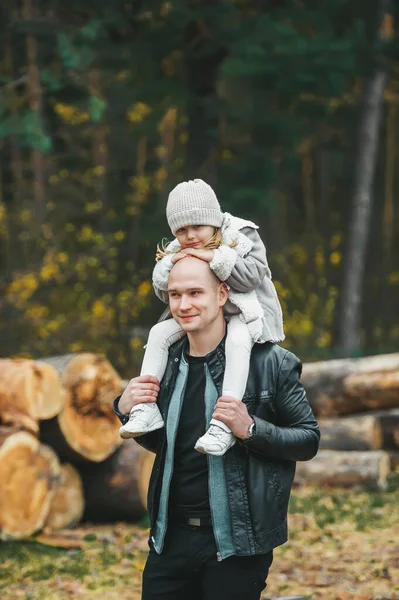 Retrato Belo Pai Careca Sua Pequena Filha Uma Floresta Outono — Fotografia de Stock