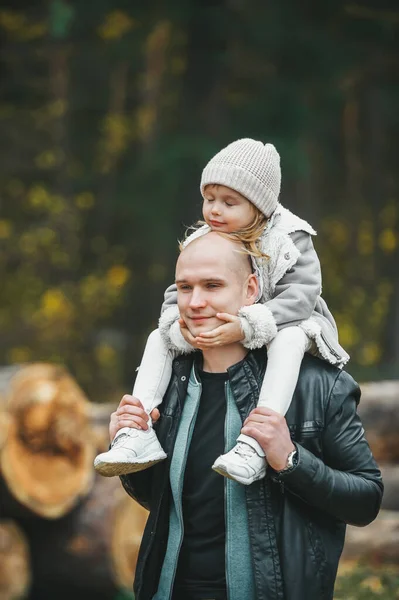 Батько Маленька Донька Розважаються Природі Осіння Фотосесія — стокове фото