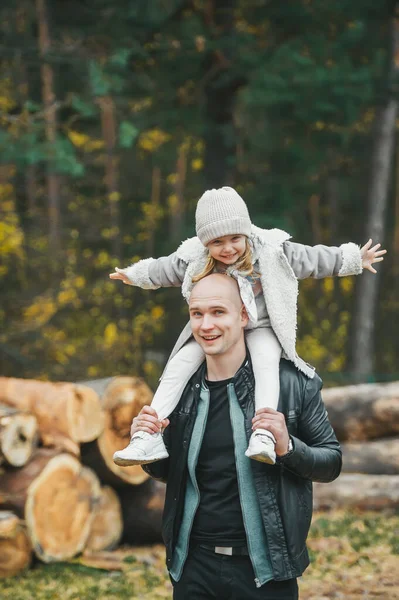 Retrato Menina Pai Papai Está Divertindo Com Bebê Floresta Outono — Fotografia de Stock