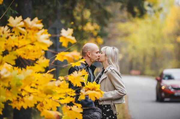 这对浪漫的年轻夫妇在近路的秋景中的画像 拥抱和亲吻 生活方式 — 图库照片