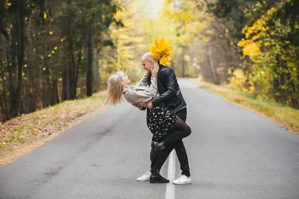 Loving Young Couple Autumn Park Love Relationship People Lifestyle Concept — Stock Photo, Image