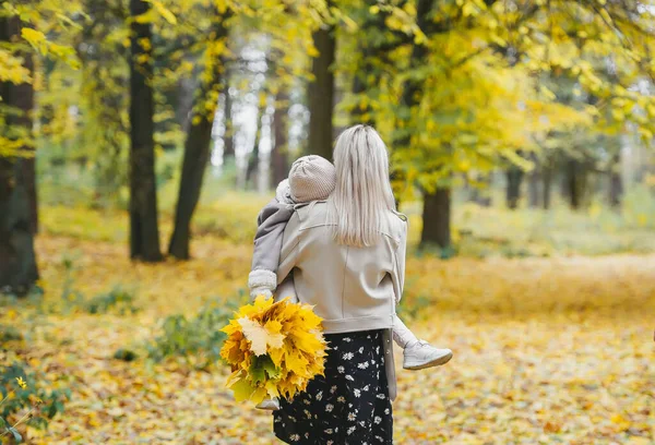 Молодая Семья Двух Человек Веселится Осеннем Парке Мама Маленькая Дочь — стоковое фото