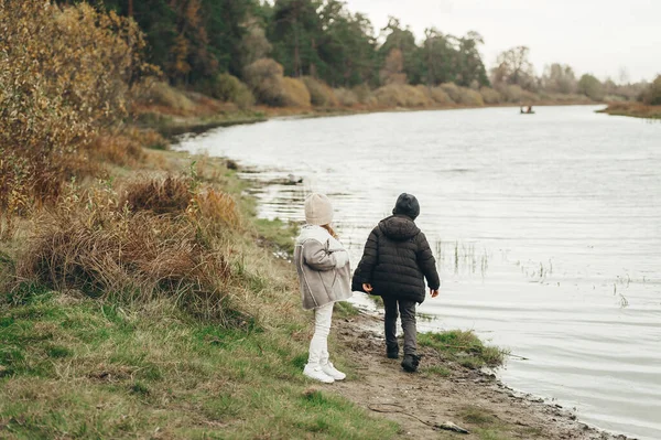 Två Söta Barn Som Har Roligt Vid Flod Eller Sjö — Stockfoto