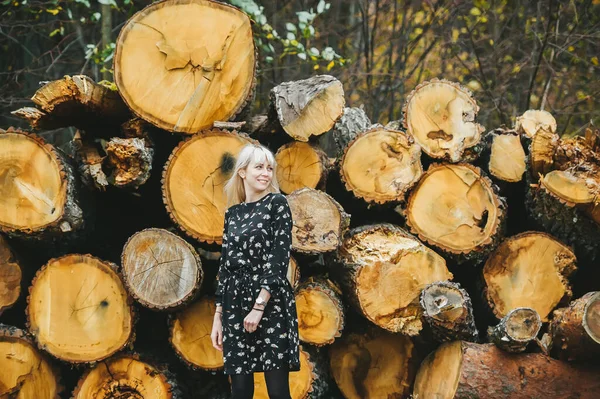 Hermosa Chica Rubia Sobre Fondo Árboles Cortados Bosque Otoño —  Fotos de Stock