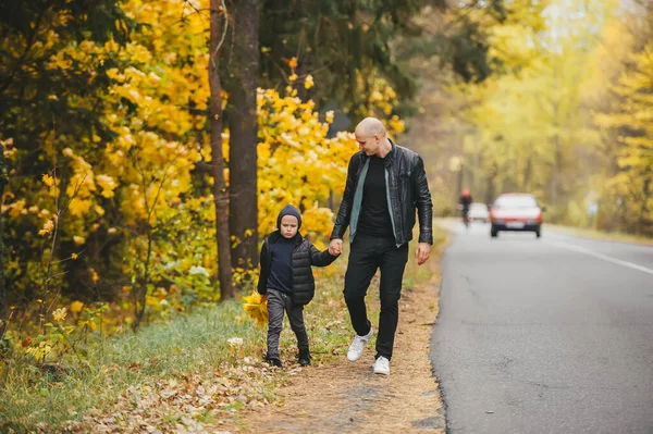 Snygg Skallig Far Håller Sin Lilla Son För Hand Och — Stockfoto