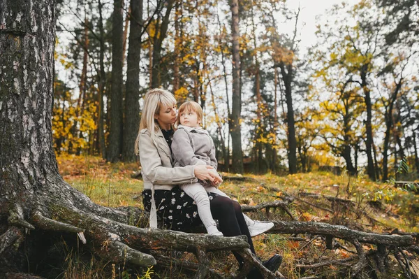 Una Madre Rubia Con Una Hija Pequeña Bosque Otoño —  Fotos de Stock