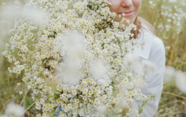 Beyaz çingene. Kadınların elinde güzel bir buket karışık çiçek. Yakın çekim.
