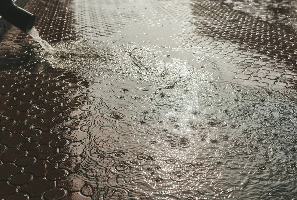 Paseo Lateral Con Tubería Con Sistema Drenaje Con Charco Agua — Foto de Stock