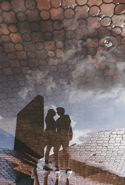 Reflection Puddle Pavement Silhouette Young Loving Couple Rain — Stock Photo, Image