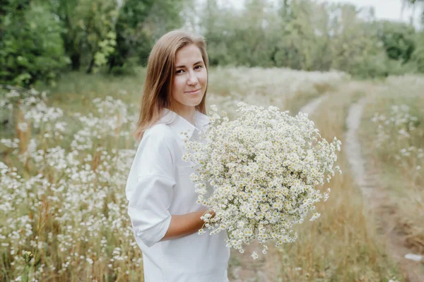 Piękna Dziewczyna Trzyma Bukiet Białych Dzikich Kwiatów Wsi Portret Bliska — Zdjęcie stockowe