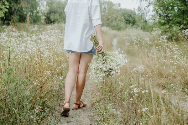 Nohy Mladé Ženy Kráčející Letní Loukou Ruce Držící Krásnou Kytici — Stock fotografie