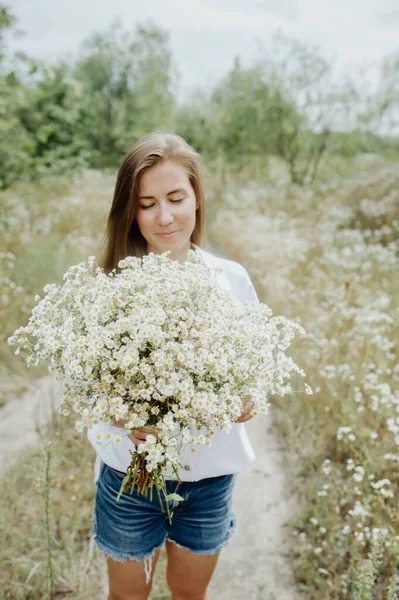Piękna Dziewczyna Zamkniętymi Oczami Obejmującymi Bukiet Białych Dzikich Kwiatów Wsi — Zdjęcie stockowe