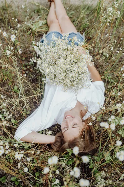 Όμορφη Γυναίκα Κλειστά Μάτια Απολαμβάνει Μυρίζει Άγρια Λουλούδια Ενώ Βρίσκεται — Φωτογραφία Αρχείου