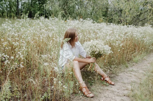 Mujer Romántica Vestido Encaje Blanco Sentada Sendero Bosque Verano Sienta — Foto de Stock