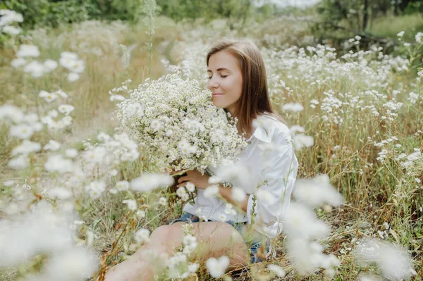 Portrait Beautiful Young Woman Bouquet White Wild Flowers Sitting Middle — Stock Photo, Image