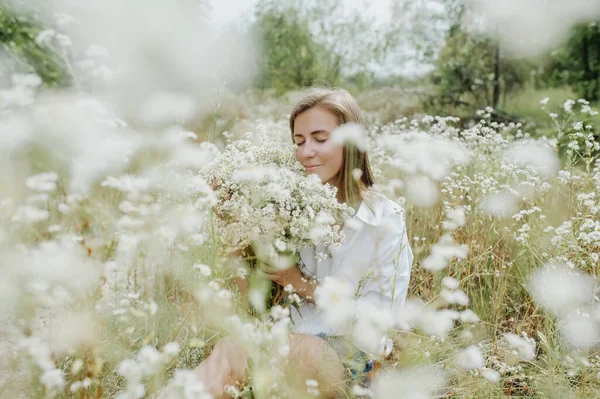 Hermosa Mujer Con Los Ojos Cerrados Disfruta Oler Flores Silvestres — Foto de Stock