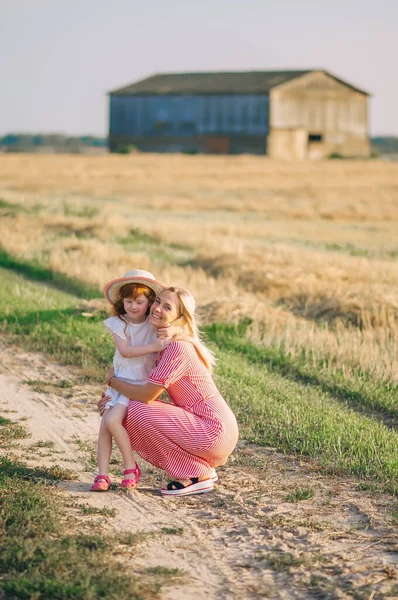 Νεαρή Μητέρα Και Κοκκινομάλλα Κόρη Της Ψάθινο Καπέλο Κάθονται Στον — Φωτογραφία Αρχείου