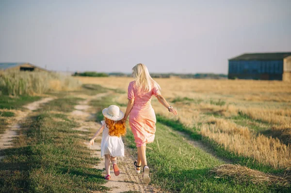 Beautiful Young Mother Red Dress Red Haired Daughter Straw Hat — Stock Photo, Image