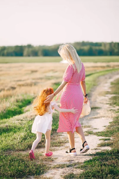 Madre Bionda Figlia Dai Capelli Rossi Camminate Lungo Strada Campagna — Foto Stock