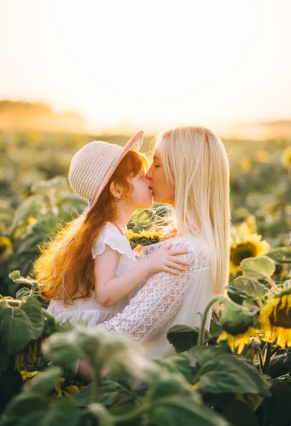 Happy Blonde Mother Kisses Her Little Red Heired Daughter Field — Stock Photo, Image