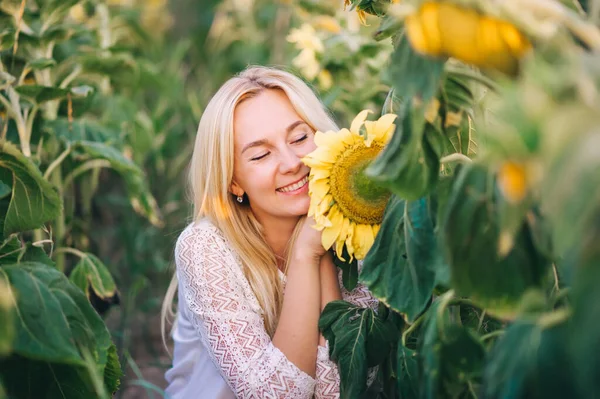Szczęśliwa Blondynka Siedzi Słonecznikach Portret Poziomy — Zdjęcie stockowe