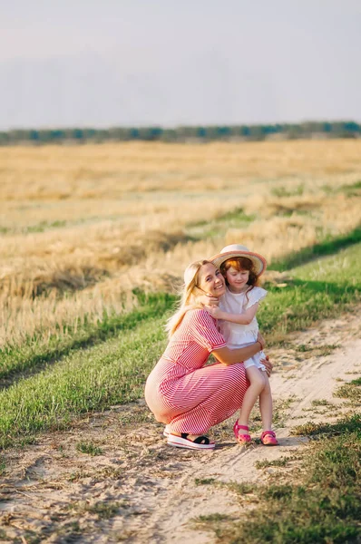 Mãe Loira Com Pequena Criança Filha Ruiva Passeio Prado Livre — Fotografia de Stock