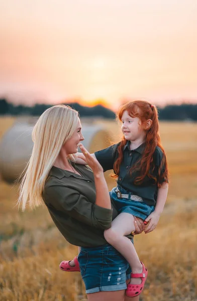 Portret Młodej Blond Matki Małej Rudowłosej Córki Polu Pszenicy Zachodzie — Zdjęcie stockowe