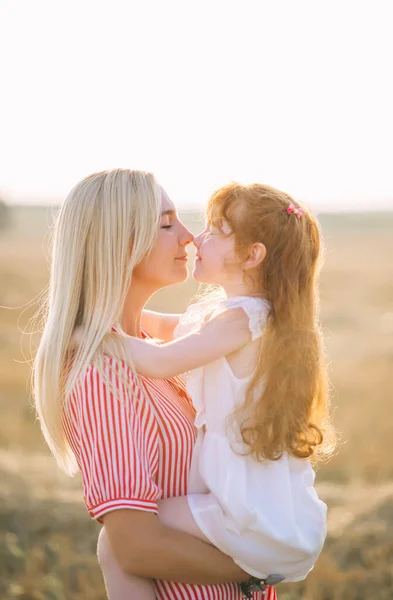 Visão Lateral Retrato Uma Bela Jovem Mãe Loira Beijando Sua — Fotografia de Stock