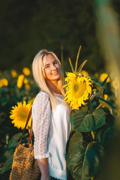 Atrakcyjna Młoda Blondynka Polu Słonecznikowym Zachodzie Słońca Portret Pionowy — Zdjęcie stockowe