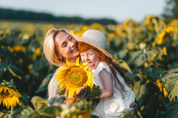 Mãe Loira Feliz Sua Filha Ruiva Engraçada Chapéu Palha Campo — Fotografia de Stock