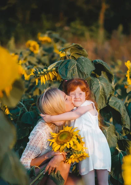 Boldog Anya Kis Vörös Hajú Lányával Mezőn Napraforgóval Anya Kislány — Stock Fotó