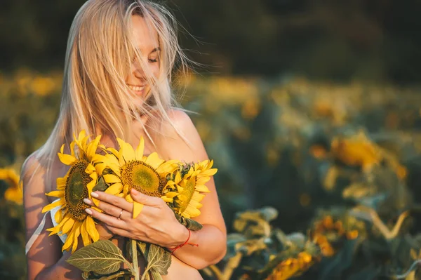 Schöne Junge Blonde Frau Posiert Neben Sonnenblumen Sommerporträt Auf Dem — Stockfoto