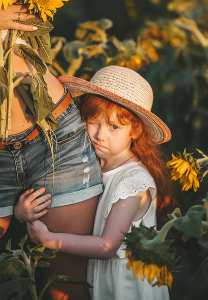 Hasır Şapkalı Kızıl Saçlı Küçük Kız Ayçiçeği Tarlasındayken Annesinin Bacağını — Stok fotoğraf
