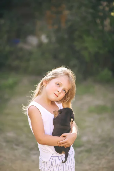 Menina Com Cabelo Entrançado Abraçando Seu Cão Dachshund Livre Retrato — Fotografia de Stock