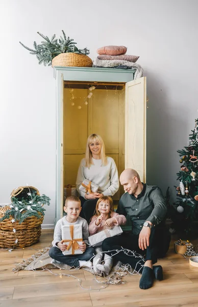 Familia Feliz Cuatro Con Cajas Regalo Sienta Cerca Gran Armario — Foto de Stock