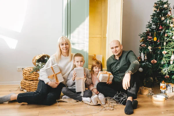 Familia Feliz Cuatro Sienta Cerca Del Árbol Navidad Con Cajas — Foto de Stock