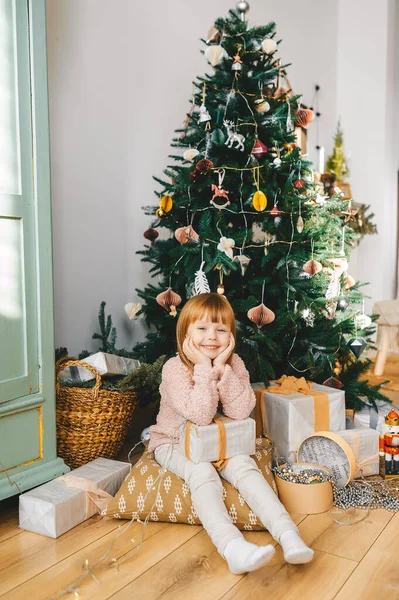 Leende Liten Flicka Med Julklappar Hemma Vertikalt Porträtt — Stockfoto