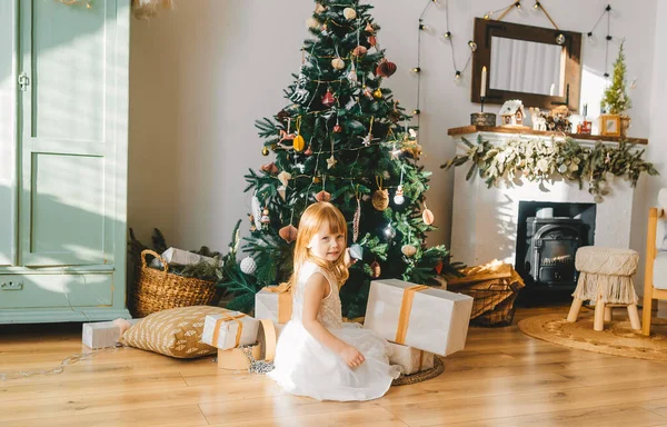 Linda Niña Con Regalos Navidad Casa Retrato Horizontal — Foto de Stock