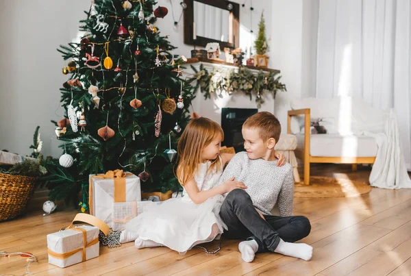 Hermanita Presenta Regalo Hermano Feliz Navidad Año Nuevo Concepto —  Fotos de Stock