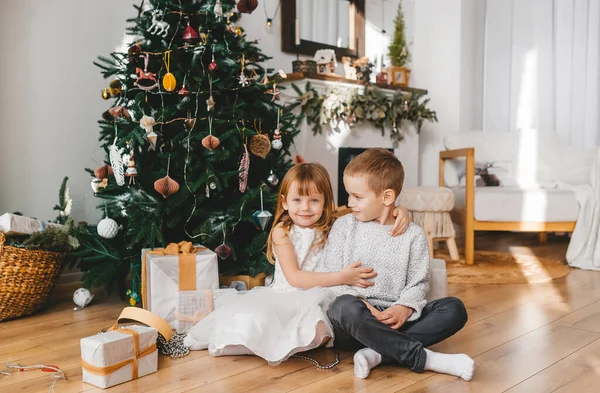 Los Niños Felices Están Abrazando Chico Chica Feliz Navidad Año —  Fotos de Stock