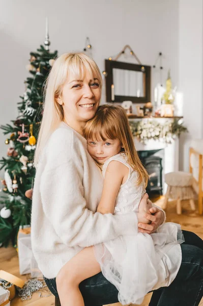 Madre Rubia Caucásica Abrazando Hijita Cerca Del Árbol Navidad Concepto — Foto de Stock