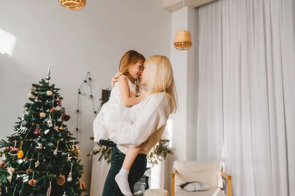 Vit Blond Mamma Kramar Lilla Dotter Nära Julgranen Begreppet Vintersemester — Stockfoto