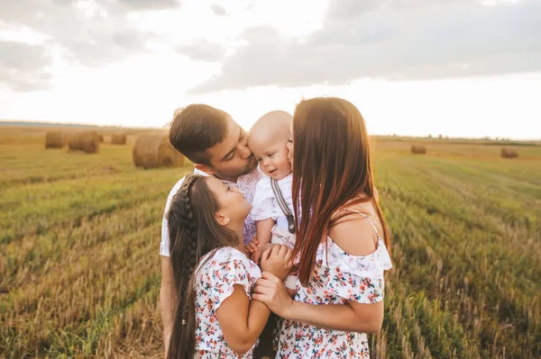 Dad Mom Hugging Kissing Children Wheat Field Sunset Concept Summer — Stock Photo, Image