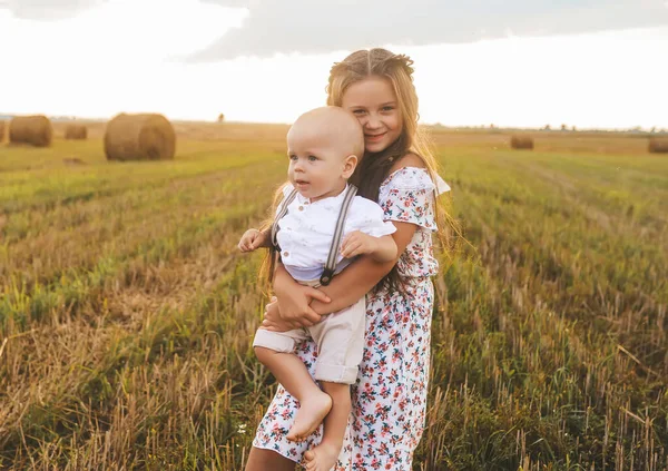 Liten Pojke Och Flicka Står Fasade Gräs Vetefält Sommaren Vid — Stockfoto